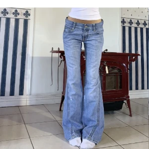 Bootcut jeans - Midja 82 och innerbenslängd 86. Köpte dessa jeans av Tina Adesjö och första bilden är även hennes. Säljer då de var för små, de är i fint skick och priset kan sänkas vi snabb affär. De köptes för 800 inklusive frakt av henne.