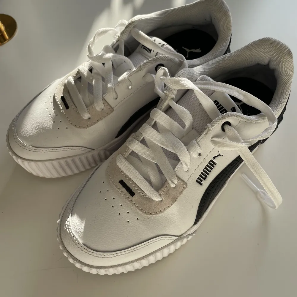 Sparsamt använda puma sneakers i vitt med beigea och svarta detaljer. Säljer då de inte kommer till användning. Köparen står för frakten 🤎. Skor.
