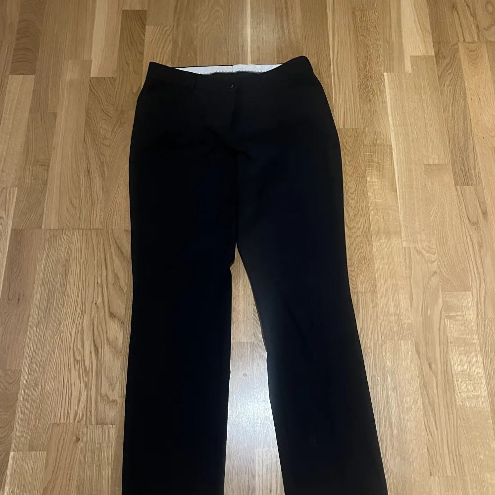 Low/middle waist straight  kostymbyxor köpt second hand! Bra skick använd en gång De är mörkblå men synd inte jättebra i bilden. Jeans & Byxor.