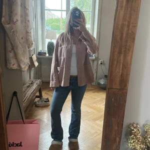 Jacka  - Super fin rosa jeansjacka från zara, nästan aldrig kommit till användning där av att jag säljer den!  Pris kan diskuteras vid snabb affär 🌸