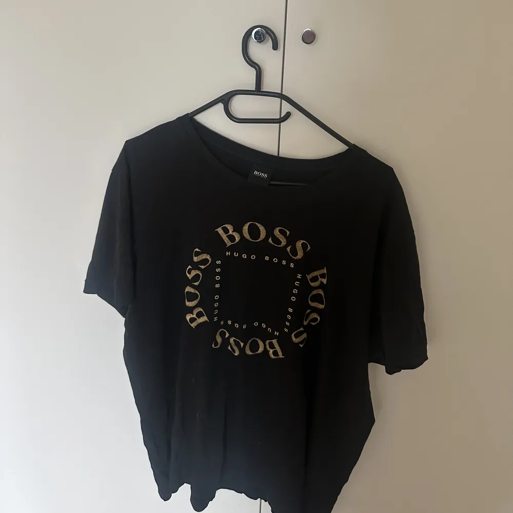 Herr t-shirts 300kr styck. 800 för alla tre. Hugo boss. . T-shirts.