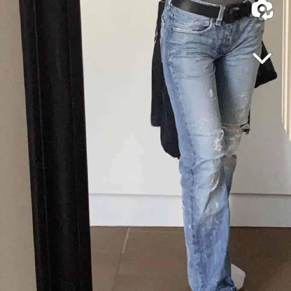 Långa jeans, sjukt snygga. Säljer då dem är för långa på mig som är 157. Det står ingen storlek i men skulle gissa 38/M. Köpta för 350 kr. Köparen står för frakten😊. Jeans & Byxor.