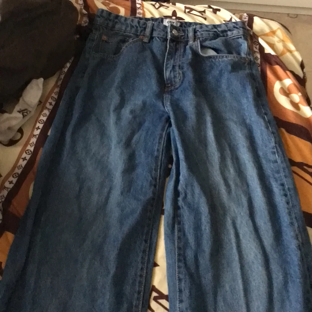 Baggy jeans e bra för dig om du är under 170 . Jeans & Byxor.