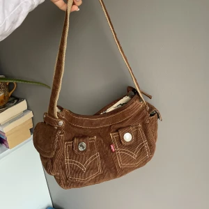 y2k väska - Så ball väska från Levis i brunt manchester tyg. Köpt i Budapest och den är inte använd🙏