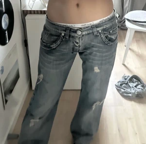 Blå jeans  - Jättecoola lågmidjade jeans med supersnygga tryck på baksidan. Strl M💓