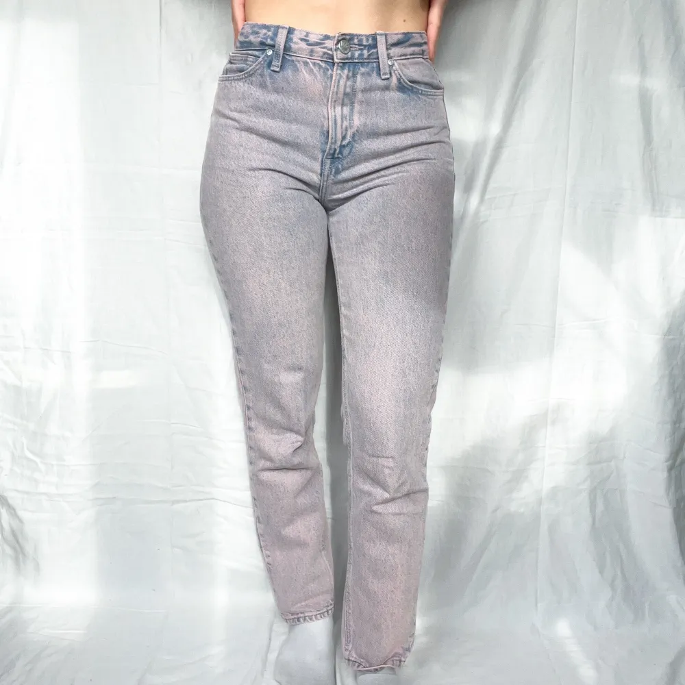 Stentvättade jeans från Lee i strl w27/l31 i stilen ”mom straight”, sitter fint på mig med strl 36/38 i byxor. Så så snygga!!. Jeans & Byxor.