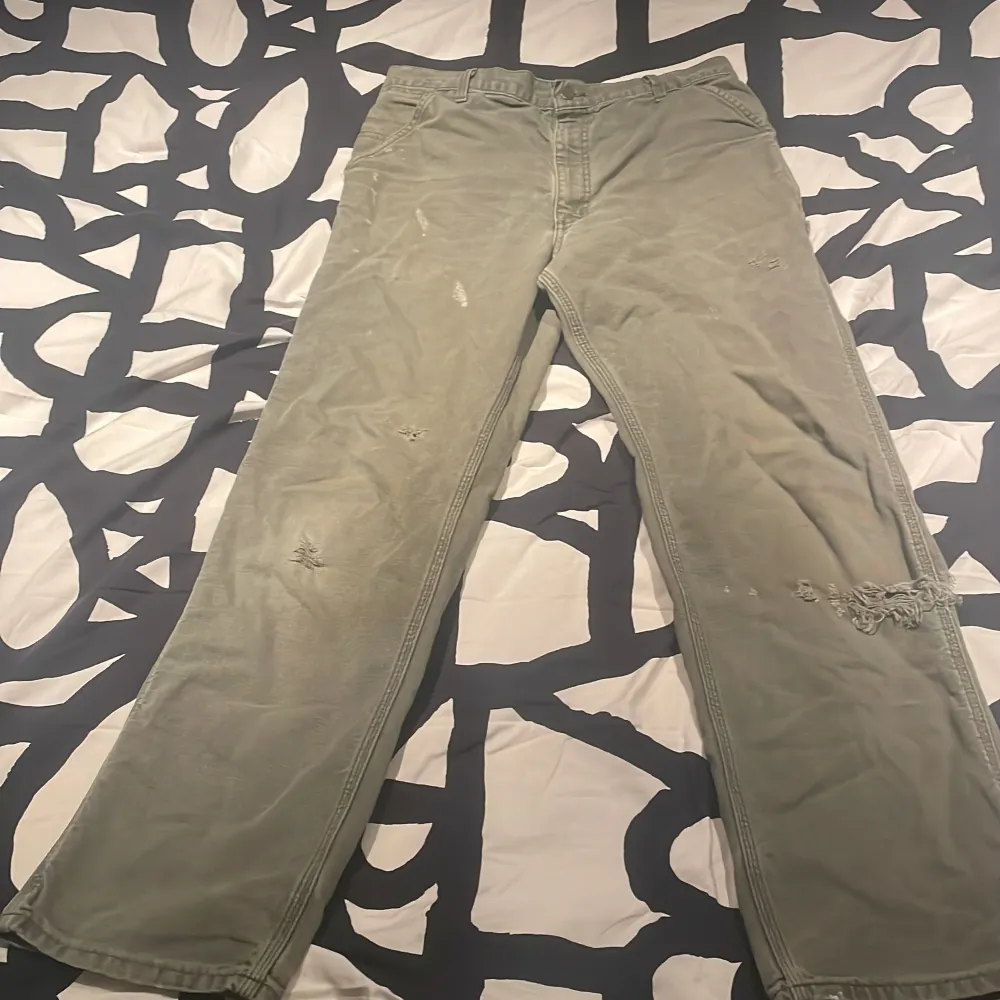 Vintage Carhartt pants med snygg look i olivgrön färg! Kan gå ner i pris vid snabb affär :). Jeans & Byxor.