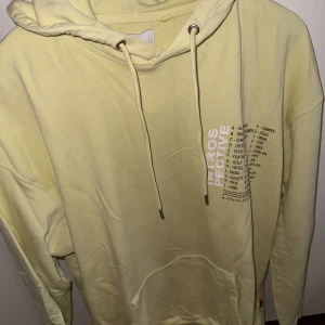 Hoodie med tryck - Ljusgul Vailent hoodie med fräscht tryck. Superbekväm & strl L. Inte jättetjock men så bra kvalitet. 