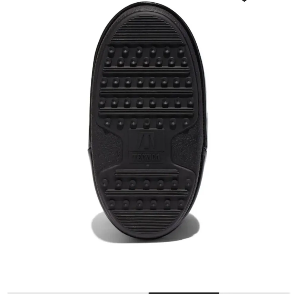 Ett par skit snygga helt svarta låga moln boots! Säljer då dom inte kommer till andvändning längre. Orglinal pris 2300 (kan sälja direkt för 750). Skor.
