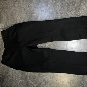 UNIQLO CROPPED TROUSER - Bra skick. Använd några ggr. Stl 26-27. Funkar för Xs/S 