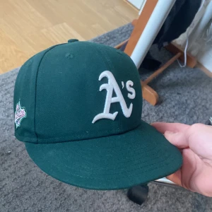 Oaklands athletics keps fitted mörk grön - Tja, säljer min gröna New era keps för att jag har tröttnat på den. Den har använts i ett halv år ungefär och därefter har jag tröttnat och vill sälja den. Skriv Dm om pris