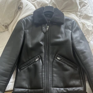 Shearling Coat/Pilot Jacka från Mango - Shearling Coat/Pilot Jacka från Mango. Färg = Svart & Storlek Medium | 48