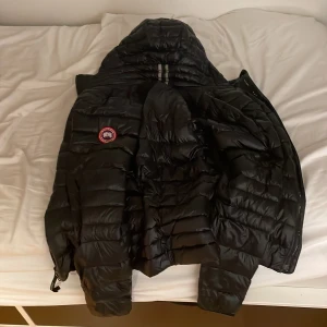 Canada Goose Black Noir Dunjacka - Canada Goose jacka säljes, köptes på johnells i Kungens Kruva hösten 2022. Möte i Stockholm. Går att förhandla