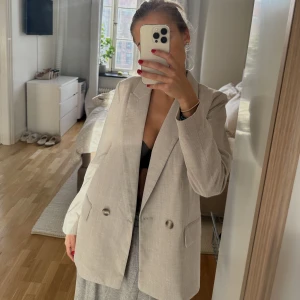 Blazer  - Ljusbeige blazer som ger ett linnekänsla. Aldrig använd. 