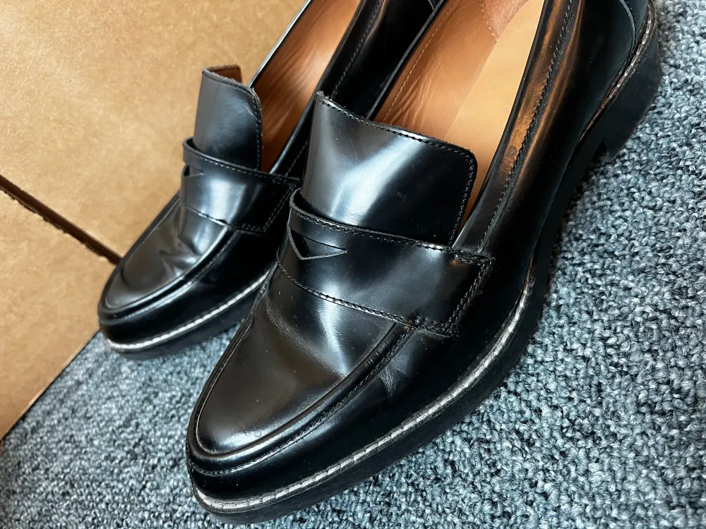 Svarta loafers i skinn från HM Premium, strl 39.  Mycket sparsamt använda och i toppenskick.  . Skor.
