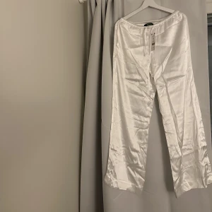 Ginatricot satin byxor - Aldrig använda. Extremt skrynkliga då dom legat kvar i påsen sen jag köpte dem🫣