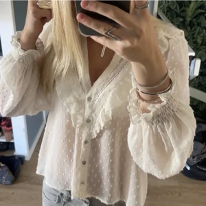 zara blus  - super gullig blus från zara, helt oanvänd endast testad 