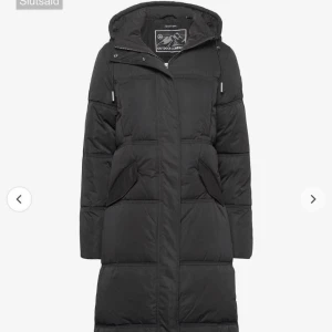 Dunjacka  -  Den är beställd som storlek S men på lappen i jackan står det 38, skulle säga att den passar storlek S/M. Använd ett fåtal gånger så i fint skick! Kostade 1999kr som ny.