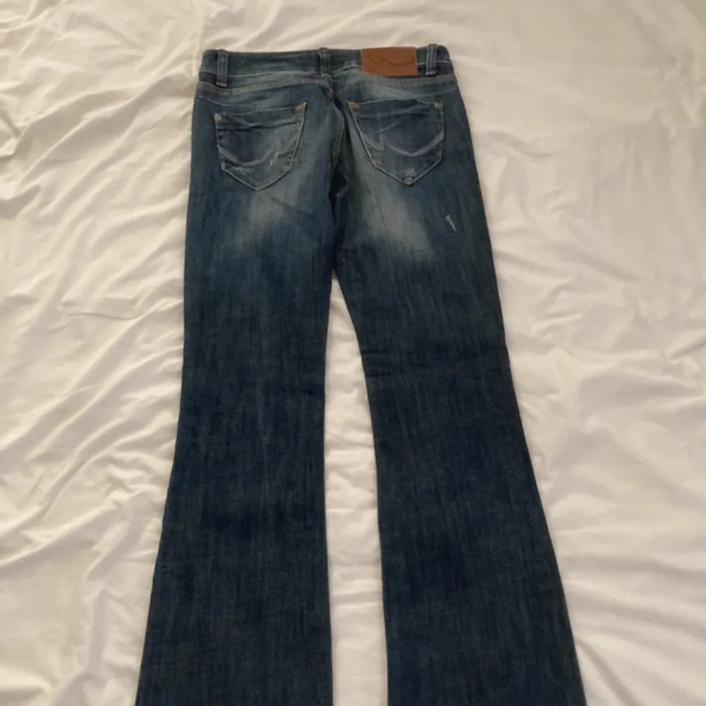 Vintage Ltb jeans, lowwasit bootcut!! Super snygga men tyvärr för små för mig:((💕 Bilder lånade från förra ägaren, och jeansen är i fint skick! Skulle säga att de är små i storleken.  Pris kan diskuteras vid snabb affär 🚨. Jeans & Byxor.