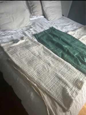 Kjol - Zara kjol. Prislapp borta men ej använd. Storlek L men ganska små i storlek. 