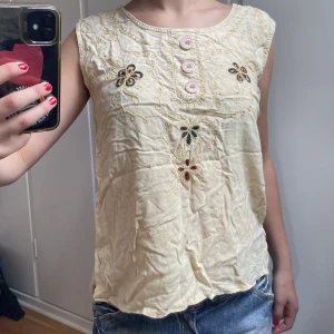 SONIA topp - Jättefin linne med broderade blommor och snygga knappar på framsidan, i en väldigt skönt material som linne. Köpt secondhand men Inge defekter. Står XL men sitter som en M på mig 