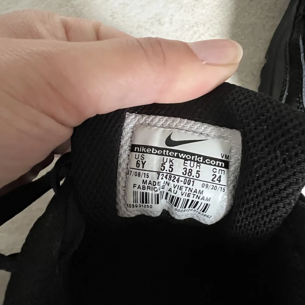 Svarta Nike Air Max storlek 38.5. Använda ett fåtal gånger så precis som nya.  Upplevs lite mindre i storlek. . Skor.