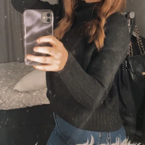 Svart stickad polotröja  - Säljer en svart stickad polotröja ifrån lager 157🫶🏼 