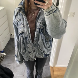 Jeansjacka  - Jeansjacka med fordring! Perfekt nu till hösten🥰