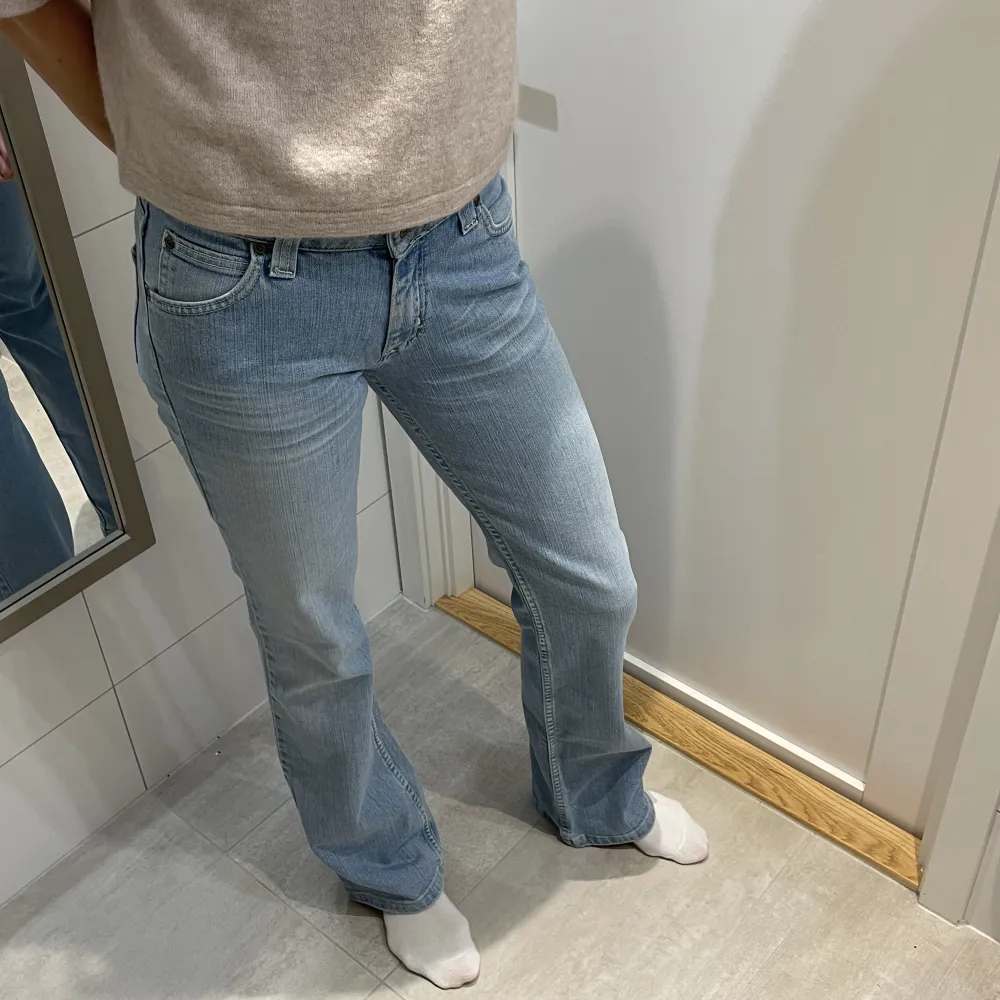 Lågmidjade bootcut jeans från lee 💗Modellen är väldigt gammal men jeansen är knappast använda. Därför har de heller inga tecken alls på användning. Säljer då de inte riktigt passar mig! Midjemått tvärs över: 34 cm Innerbenslängd: 84 cm. Jeans & Byxor.
