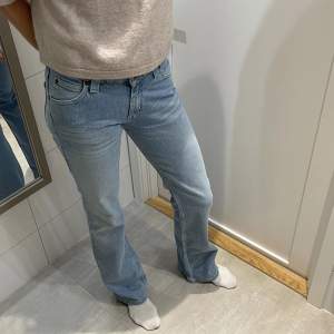 Lågmidjade bootcut jeans från lee 💗Modellen är väldigt gammal men jeansen är knappast använda. Därför har de heller inga tecken alls på användning. Säljer då de inte riktigt passar mig! Midjemått tvärs över: 34 cm Innerbenslängd: 84 cm