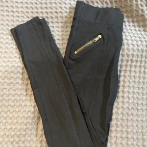 Helt vanliga svarta leggings/tights - Superfin passform, storlek S/36, super bekväma och är superfina med ett par bruna eller beiga boots till❤️