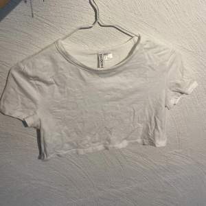 En croppad tröja, använd 1 gång Köpt från H&M Storlek M