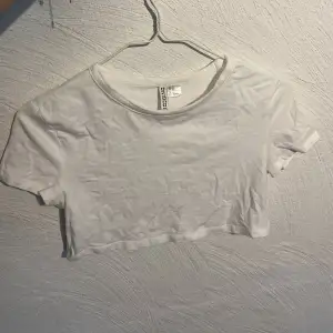En croppad tröja, använd 1 gång Köpt från H&M Storlek M