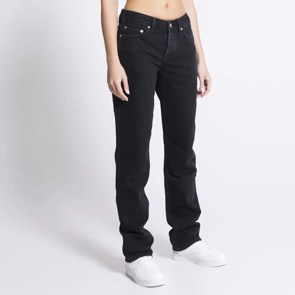 Icon jeans som är i jätte fint skick men jag säljer dem för att dem är för stora, skriv till mig om du vill ha fler bilder 💗. Jeans & Byxor.