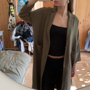 Grön lång kofta från Monki!💕 - Grön kofta från Monki! Mysig till hösten! Använd några gånger!💕🍂