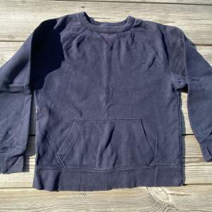 Marinblå tröja med hoodieficka på magen. GAP är bäst på godkvallite, en favvotröja helt enkelt. 