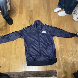 Kappa zip tröja - Säljer denna fina kappa tröjan som är köpt i Italien, inga täcken på användning! Är som ny och har en fin blå färg