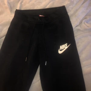 Nike byxor  - Svara Nike byxor i storlek s 