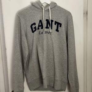 Sparsamt använd hoodie från Gant. M men passar även större.  Priset är ej hugget i sten 