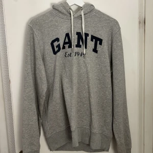 Gant hoodie - Sparsamt använd hoodie från Gant. M men passar även större.  Priset är ej hugget i sten 
