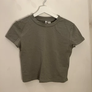 Topp - Kroppad t-shirt från hm.  M men mer som S/XS.  Priset är ej hugget i sten