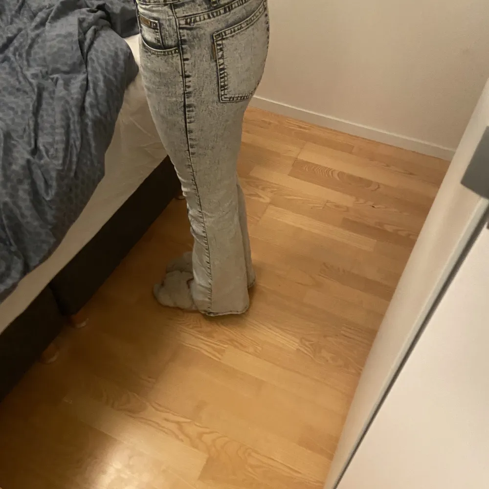 Skit snygga jeans med coola mönster som är såå fina. Det är low/midwaist och ganska långa i benen. Super bra kvalitet men det är tyvärr lite för små i midjan som brukar ha 30 i midjan och 34 i längd. Skulle funka på någon med 28-30 i midja.. Jeans & Byxor.