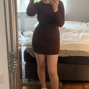 Brun klänning  - Storlek S från zara. Är öppen på båda sidorna de sista bilden. Kan även skicka fler bilder 