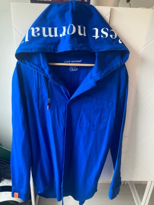 C’est normal skjorta - C’est normal skjorta i strl L Fint använt skick