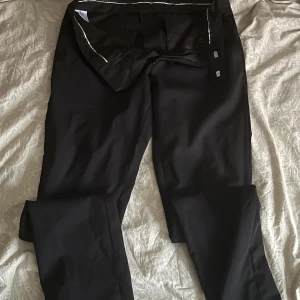 Kostymbyxor tiger of sweden  - Kostymbyxor från tiger of sweden  Står att det är storlek 146, skulle säga att dem sitter som Medium Rätt slim, sitter riktigt bra 