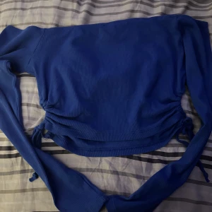 Långärmad offshoulder topp - Otroligt fin långärmad topp från newyorker! Passar xs/s/m  Helt oanvänd!  Jättefina detaljer!!💙🩵