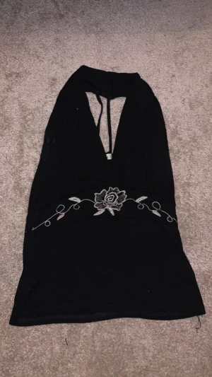 Söt linne - Fick den av min syster, jag har använt den 4ggr kanske. Kommer inte få användning av den eftersom det inte passar min ”stil”.⭐️