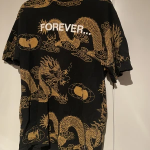 Wu Wear T shirt - T shirt från Wu Wear. Storlek L