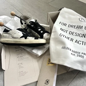 Golden goose super-star sneakers - Hej! Säljer mina super fina silvriga Golden goose super-star sneakers. Stl 39. Väl använda samtidigt som slitningarna är en del av ”designen”. Har fler när bilder vid intresse. Ny pris 4800kr. ÄkthetBevis, ordinarie kartong samt dushbag medföljer🥰