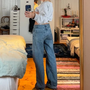 Zara jeans - Breda jeans från zara i oversize modell! Storlek 40 men funkar på mig som är 38, sitter bara snyggt oversize. Kan skicka mått osv om man vill!